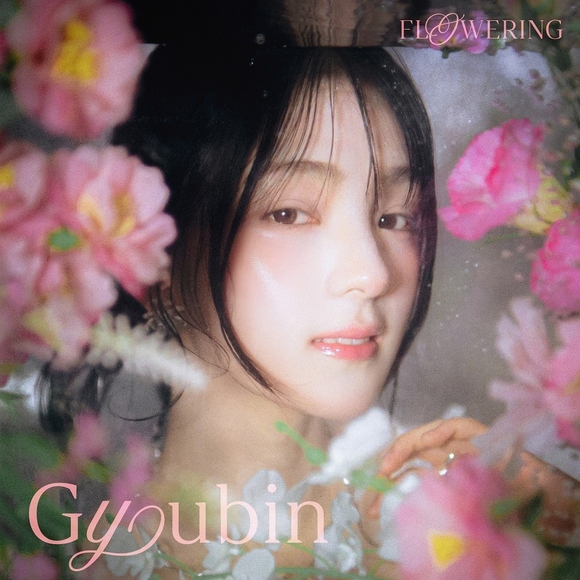 女性独唱艺术家Gyubin今天发布了她的首张EP《Flowering》